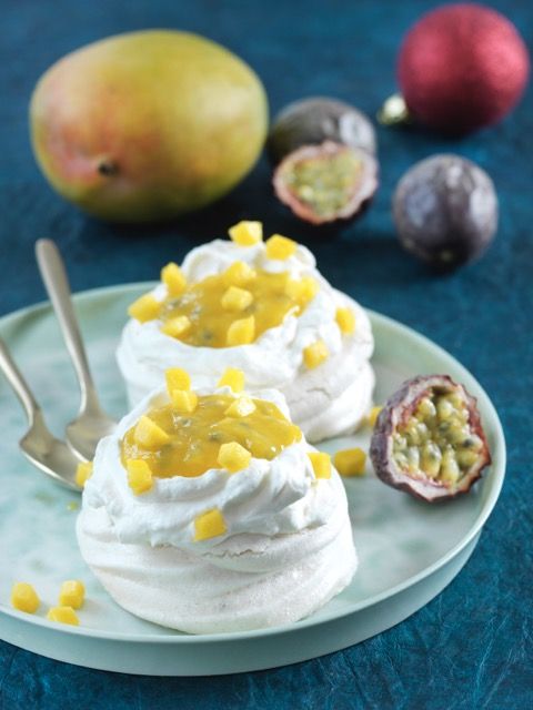 Mini-pavlovas individuelles aux fruits exotiques